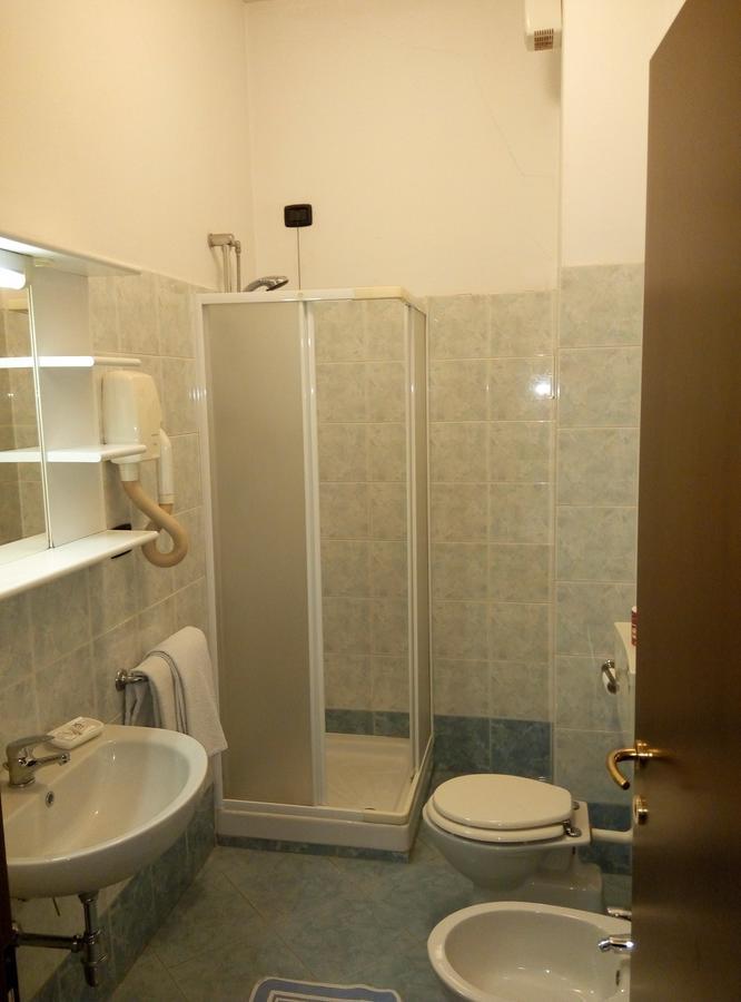 Hotel Cristallo Новара Екстериор снимка