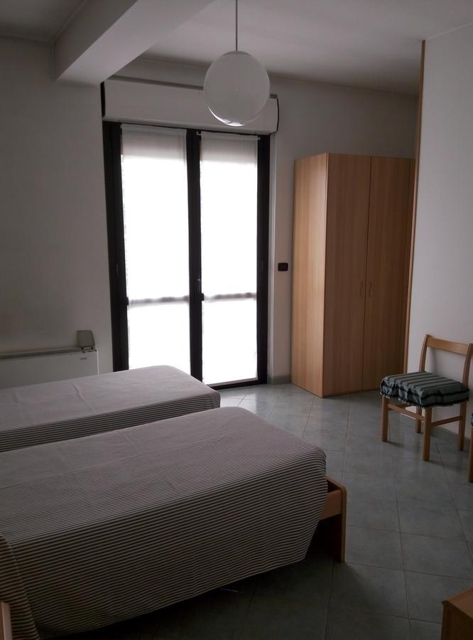 Hotel Cristallo Новара Екстериор снимка