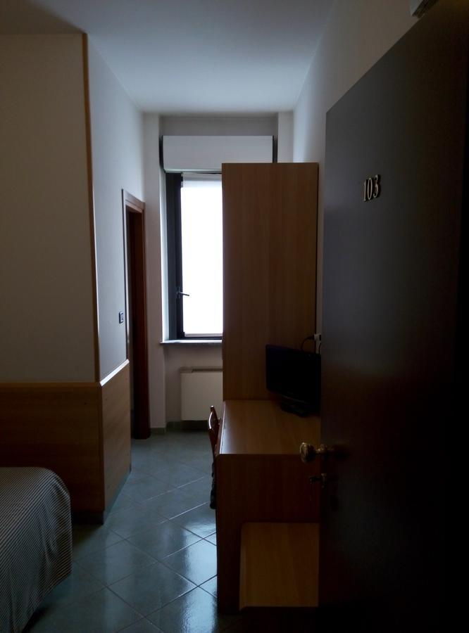Hotel Cristallo Новара Екстериор снимка