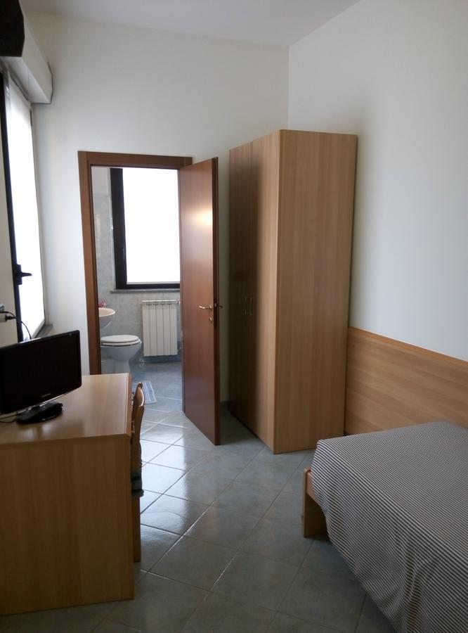 Hotel Cristallo Новара Екстериор снимка