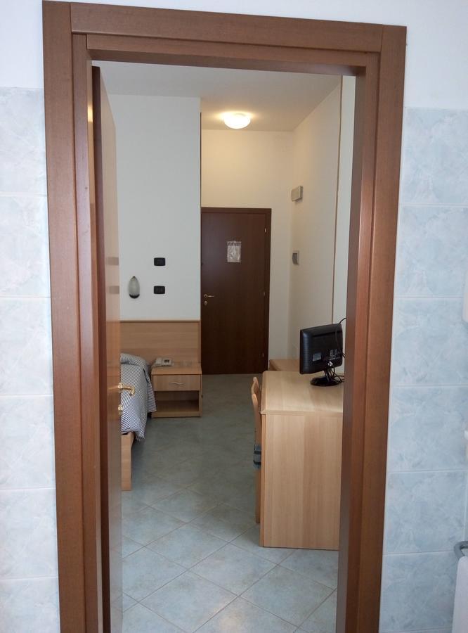 Hotel Cristallo Новара Екстериор снимка