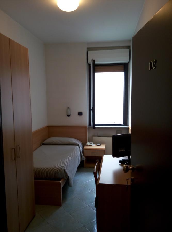 Hotel Cristallo Новара Екстериор снимка