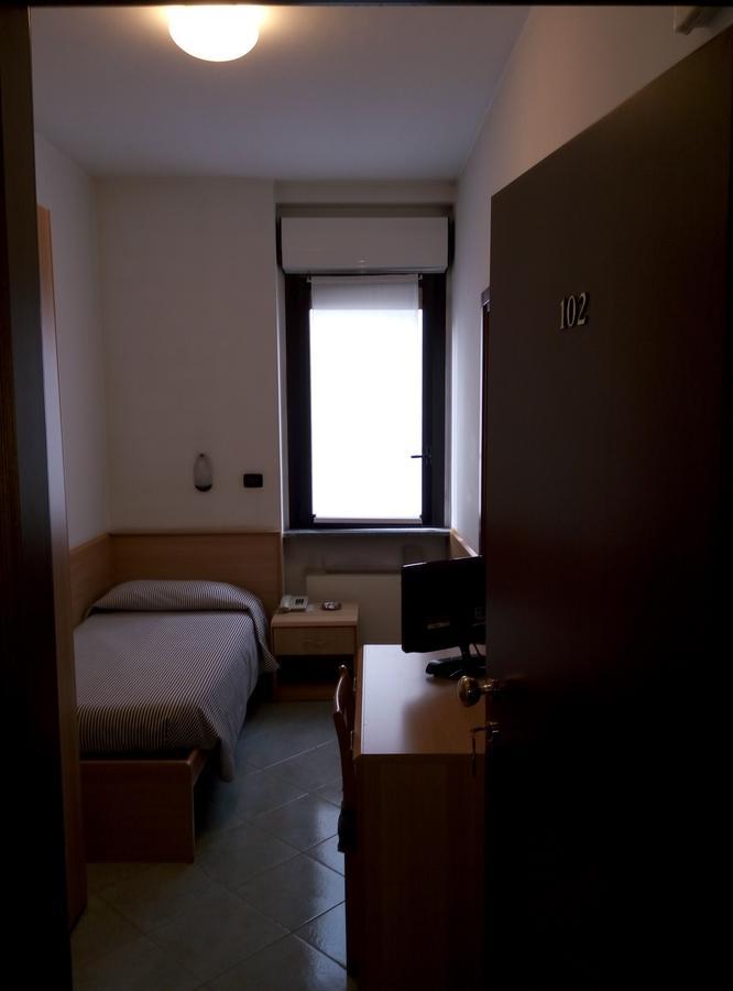 Hotel Cristallo Новара Екстериор снимка