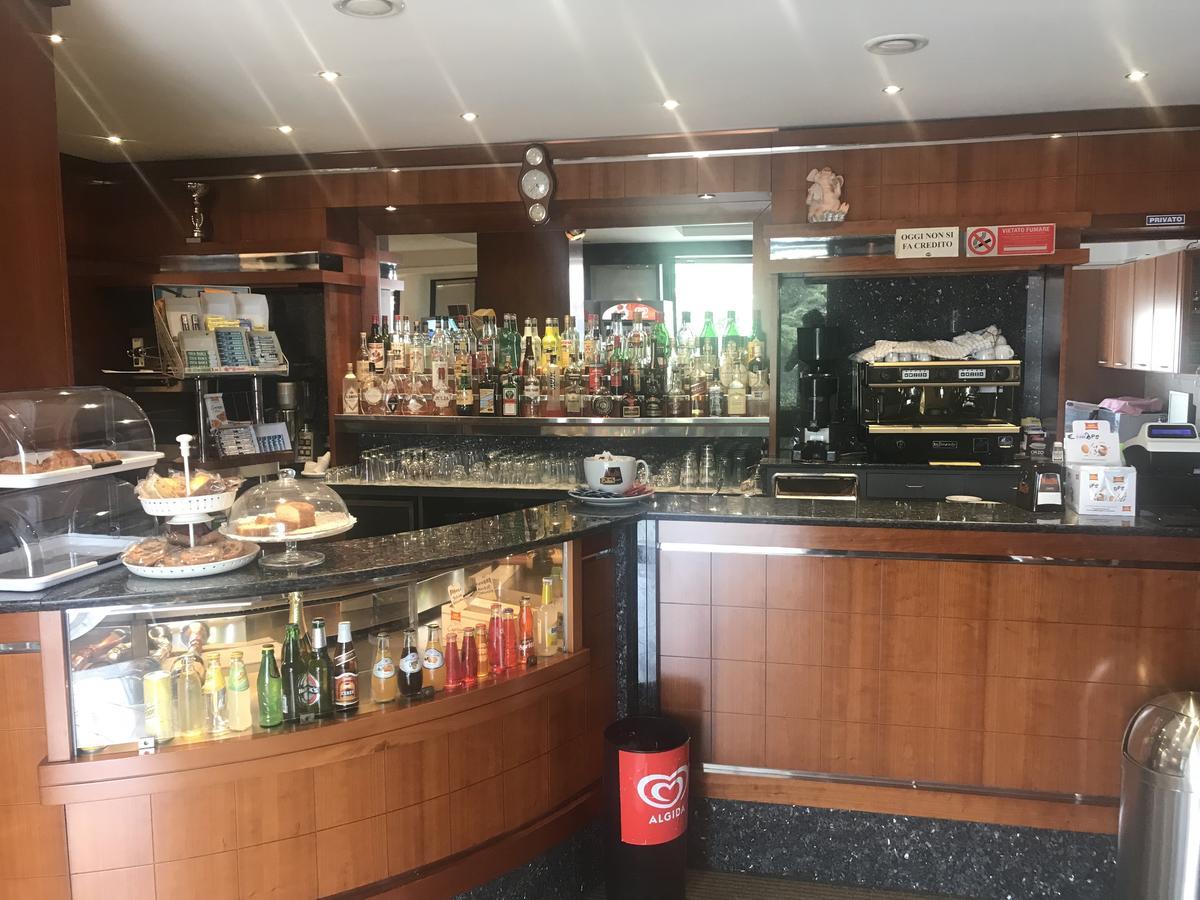 Hotel Cristallo Новара Екстериор снимка
