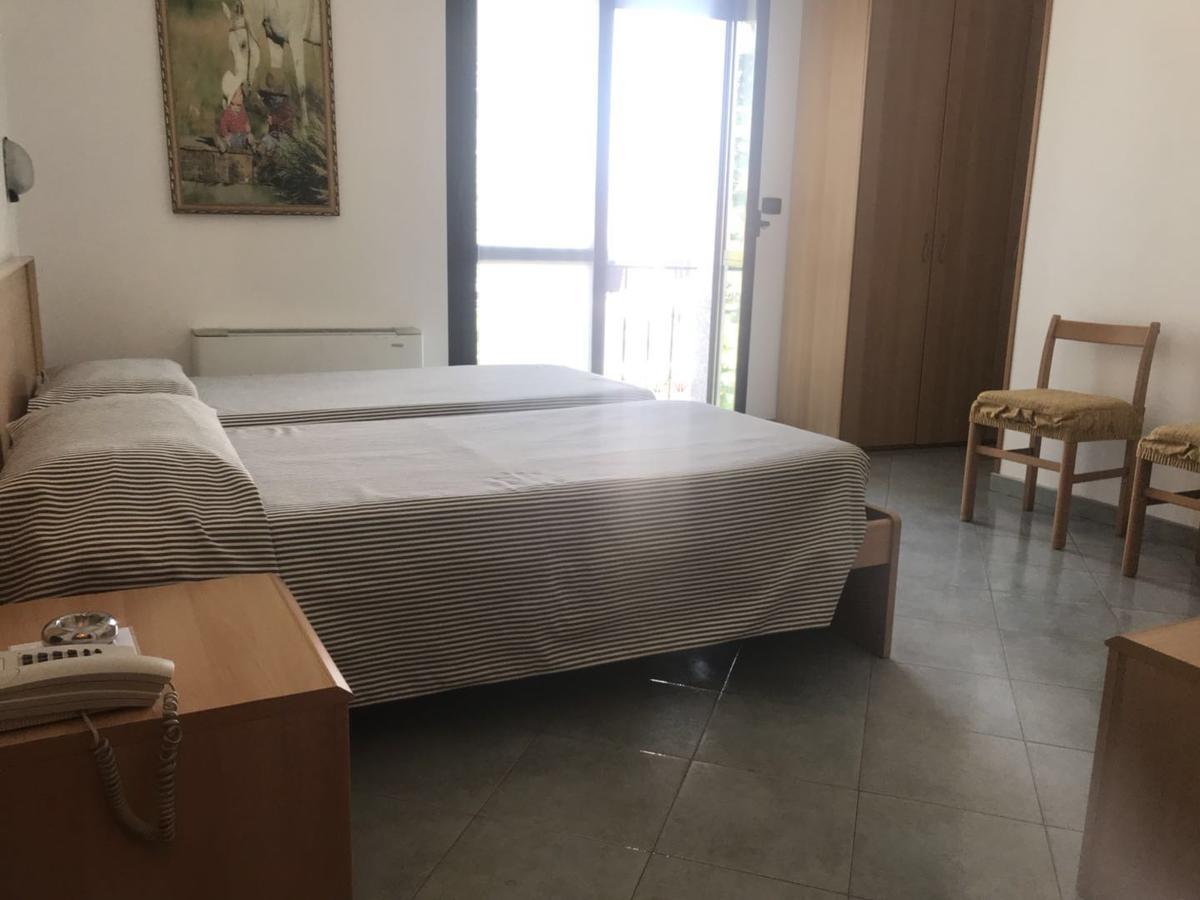 Hotel Cristallo Новара Екстериор снимка