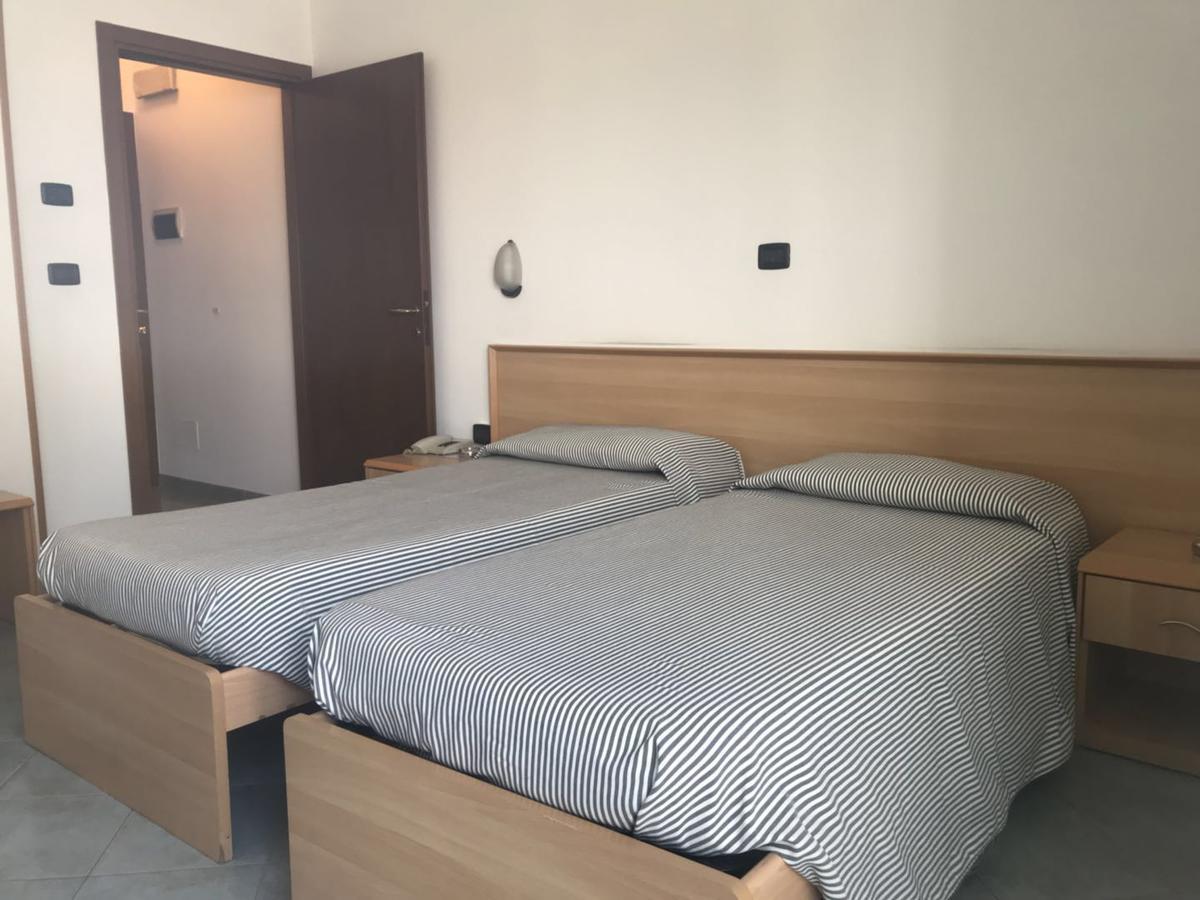 Hotel Cristallo Новара Екстериор снимка